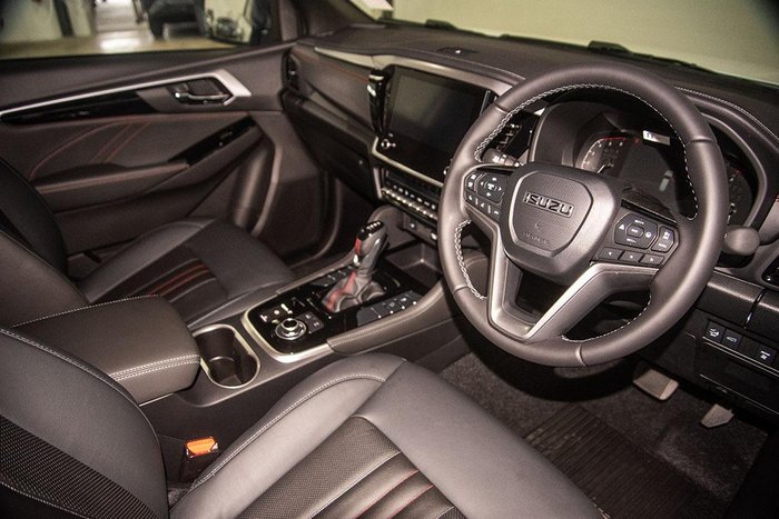 2025 Isuzu MU-X X-TERRAIN