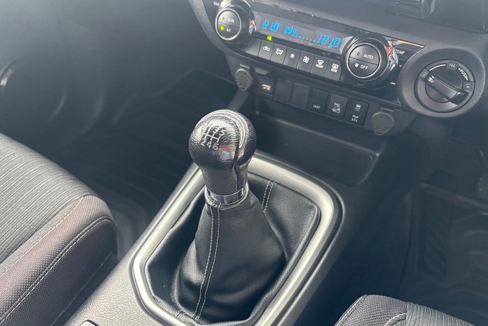 2023 Toyota Hilux SR5