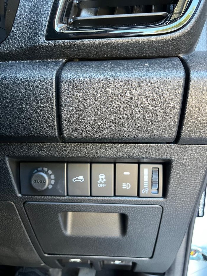 2025 Isuzu D-MAX BLADE