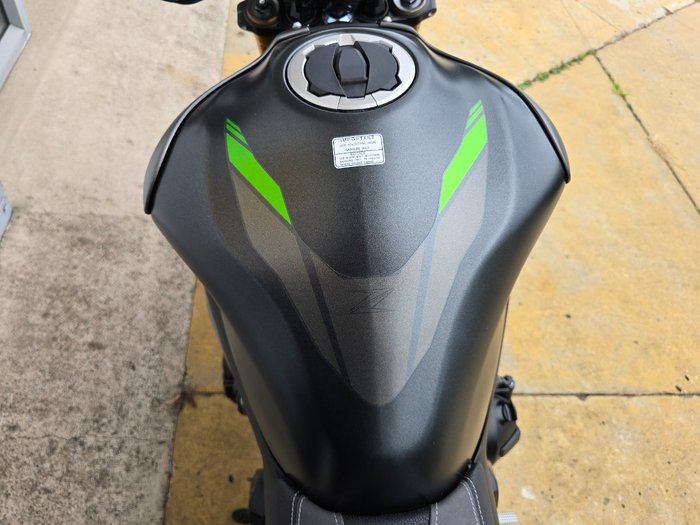 2025 Kawasaki Z900 SE GREY