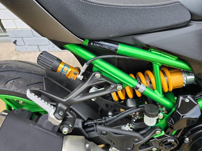 2025 Kawasaki Z900 SE GREY