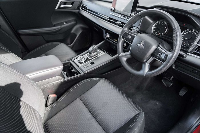 2024 Mitsubishi Outlander ES