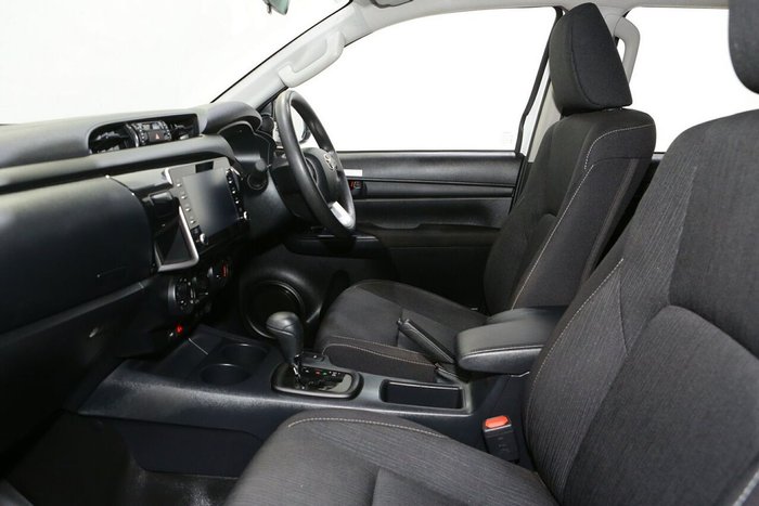 2025 Toyota Hilux SR