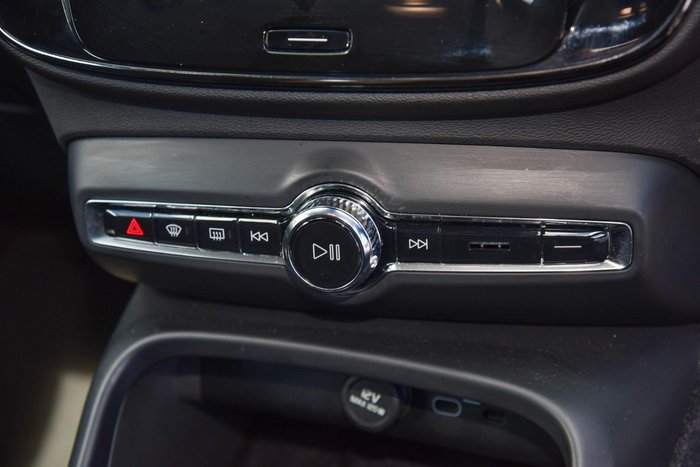 2023 Volvo XC40 Ultimate B4 Bright