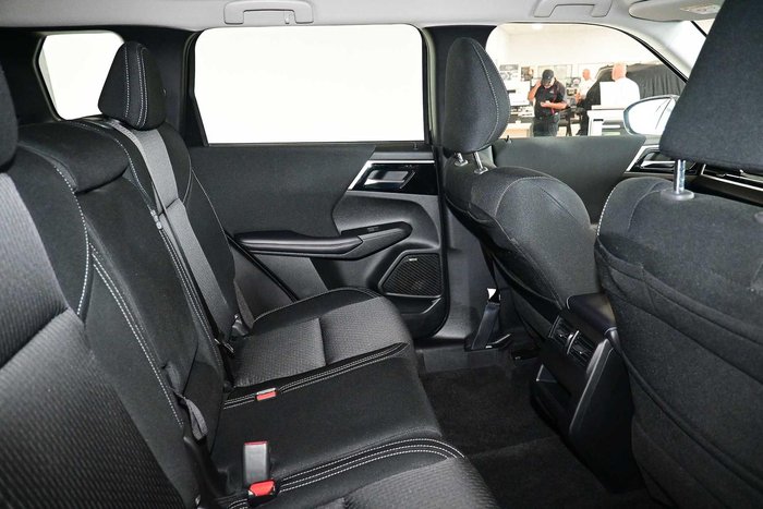 2025 Mitsubishi Outlander LS