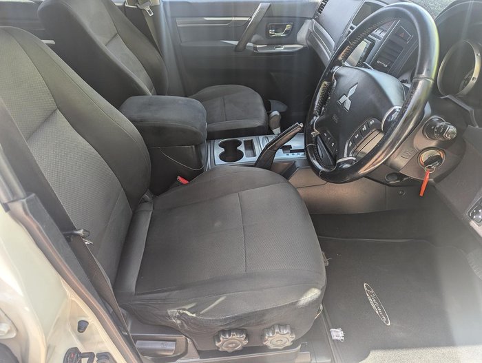 2010 Mitsubishi Pajero Platinum NT MY10 4X4 White Pearl