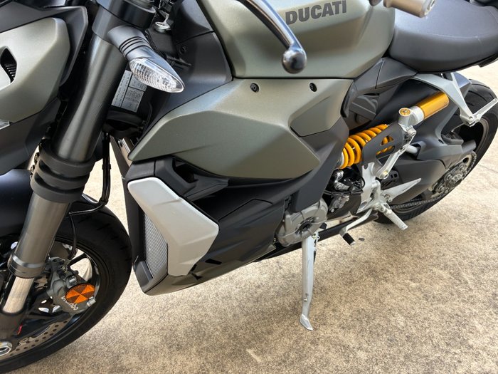 2022 DUCATI STREETFIGHTER V2 Green
