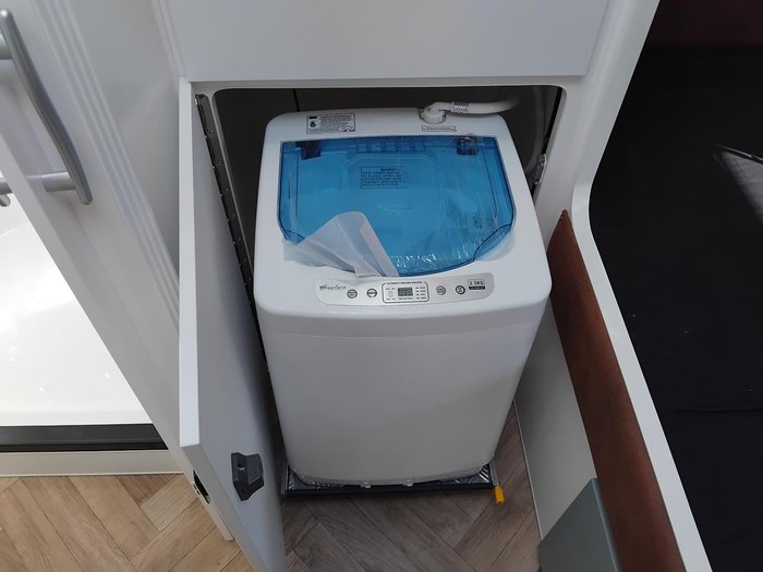 2026 Cadillac RV 2025 Hermes Family Double Bunk Family Van