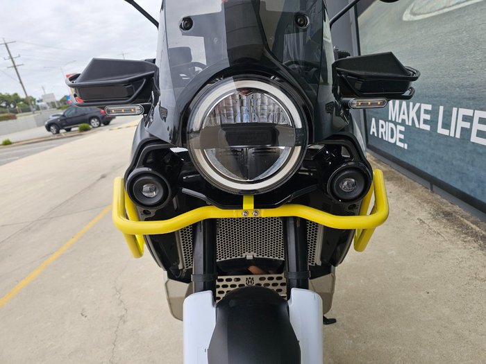 2022 HUSQVARNA NORDEN 901 Yellow