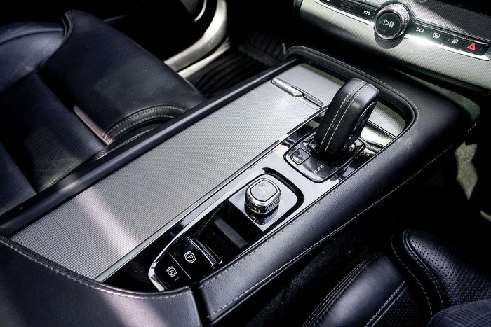 2022 Volvo XC90 B6 R-Design