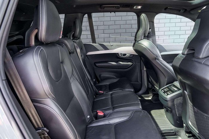 2022 Volvo XC90 B6 R-Design