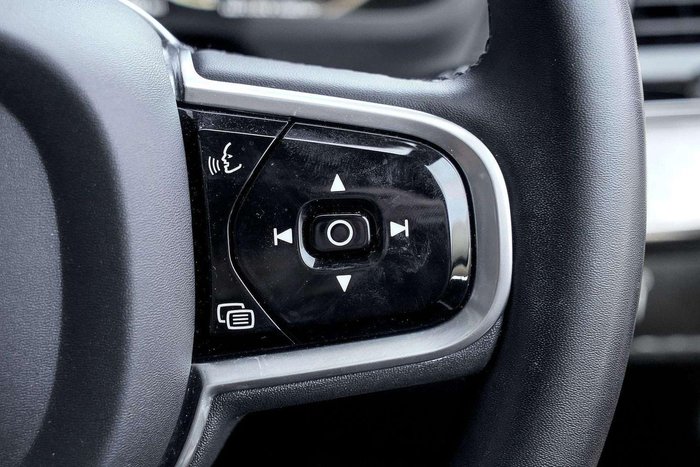 2022 Volvo XC90 B6 R-Design