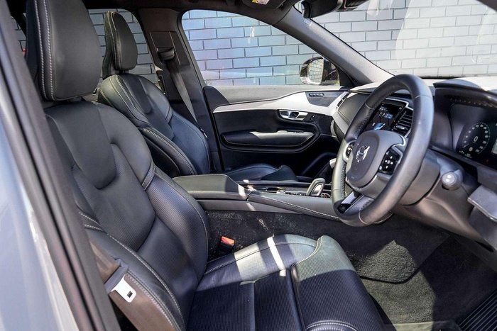 2022 Volvo XC90 B6 R-Design