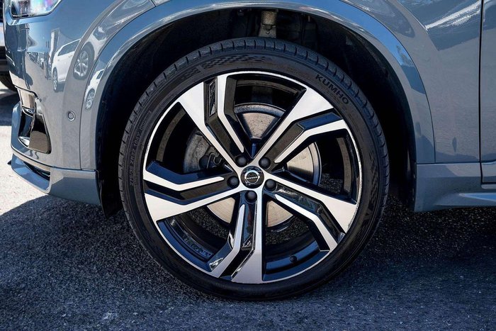 2022 Volvo XC90 B6 R-Design