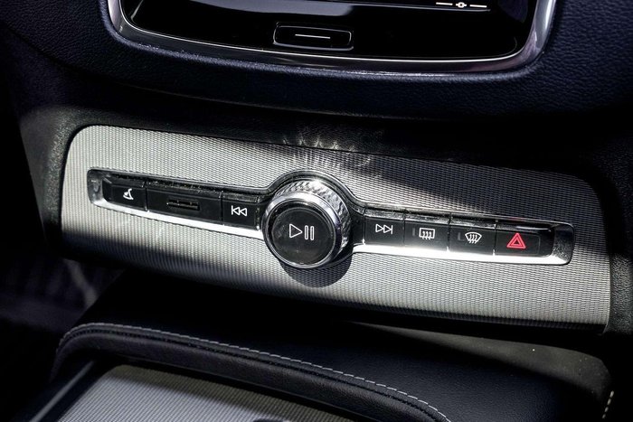 2022 Volvo XC90 B6 R-Design