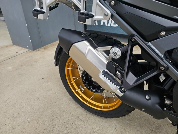 2025 BMW Motorrad R 1300 GS ADVENTURE OPTION 719 Green