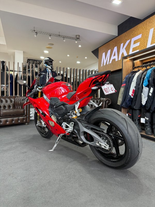 2024 DUCATI PANIGALE V4 S Red