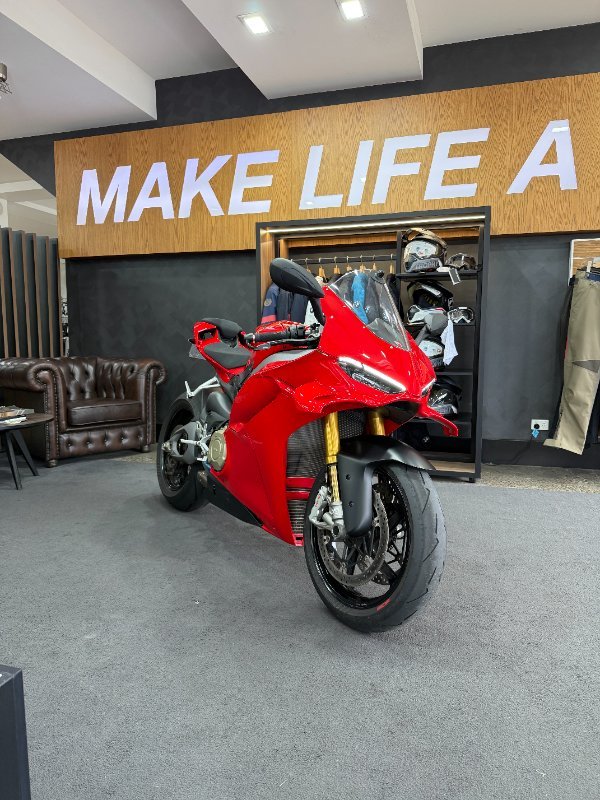 2024 DUCATI PANIGALE V4 S Red