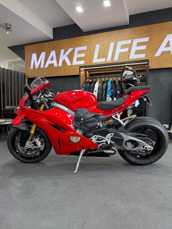 2024 DUCATI PANIGALE V4 S Red