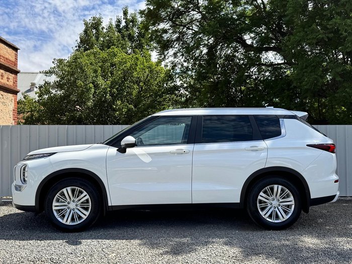 2022 Mitsubishi Outlander LS