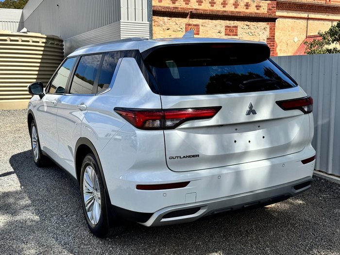 2022 Mitsubishi Outlander LS