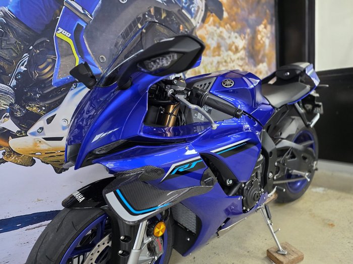 2025 Yamaha YZF-R1 BLUE