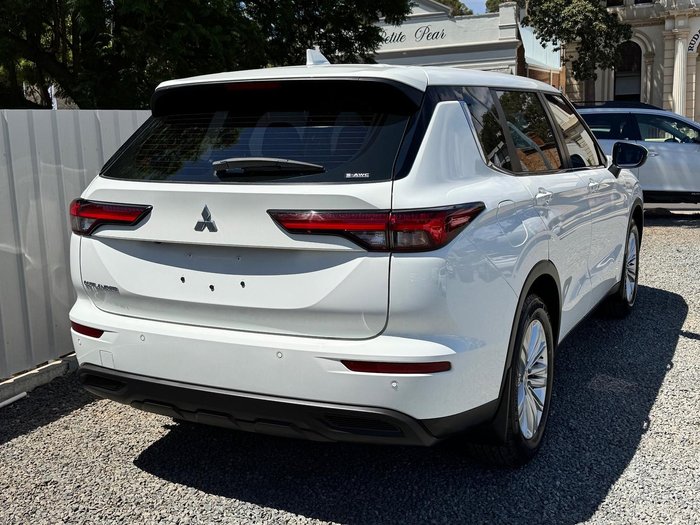 2022 Mitsubishi Outlander ES