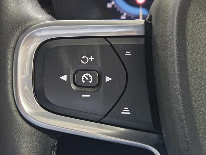 2023 Volvo XC40 Ultimate B5 Dark