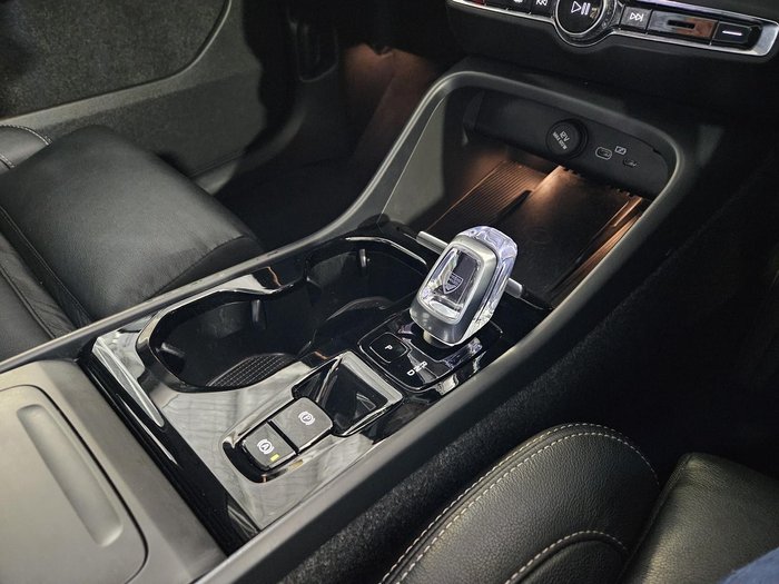 2023 Volvo XC40 Ultimate B5 Dark