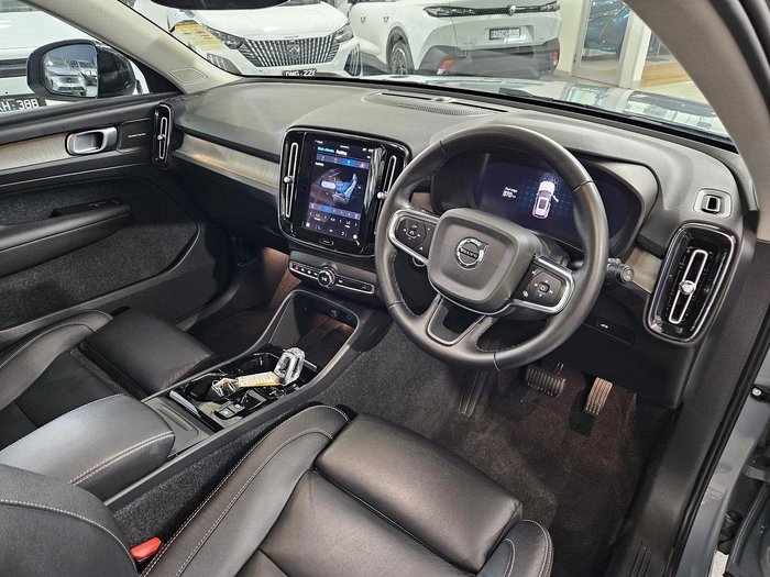 2023 Volvo XC40 Ultimate B5 Dark