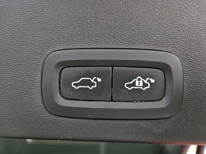 2023 Volvo XC40 Ultimate B5 Dark