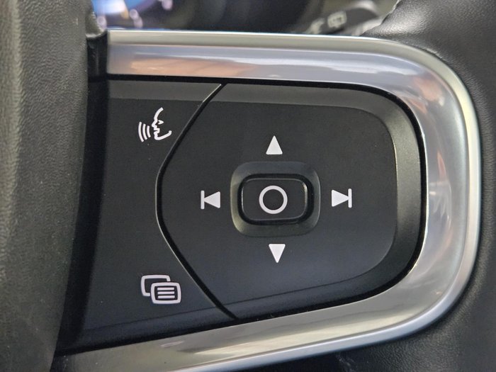 2023 Volvo XC40 Ultimate B5 Dark