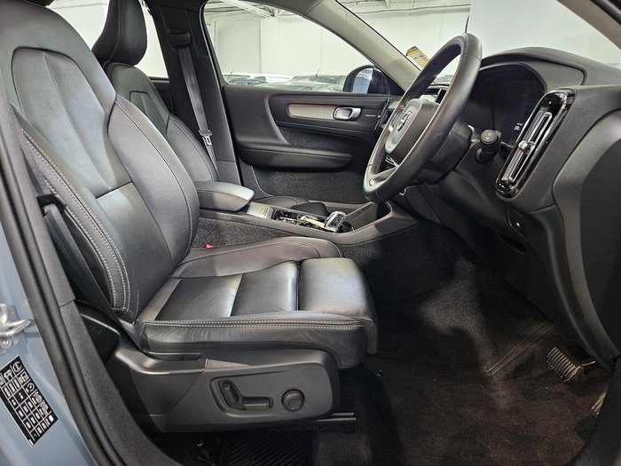 2023 Volvo XC40 Ultimate B5 Dark