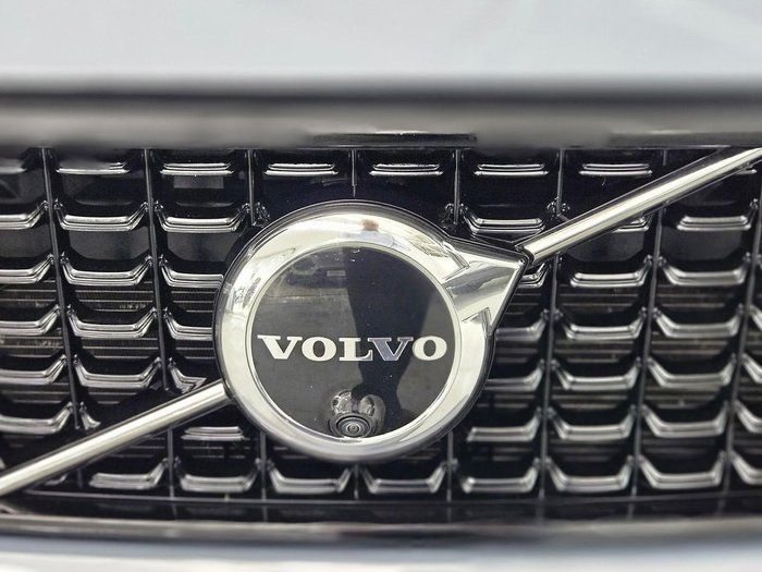 2023 Volvo XC40 Ultimate B5 Dark