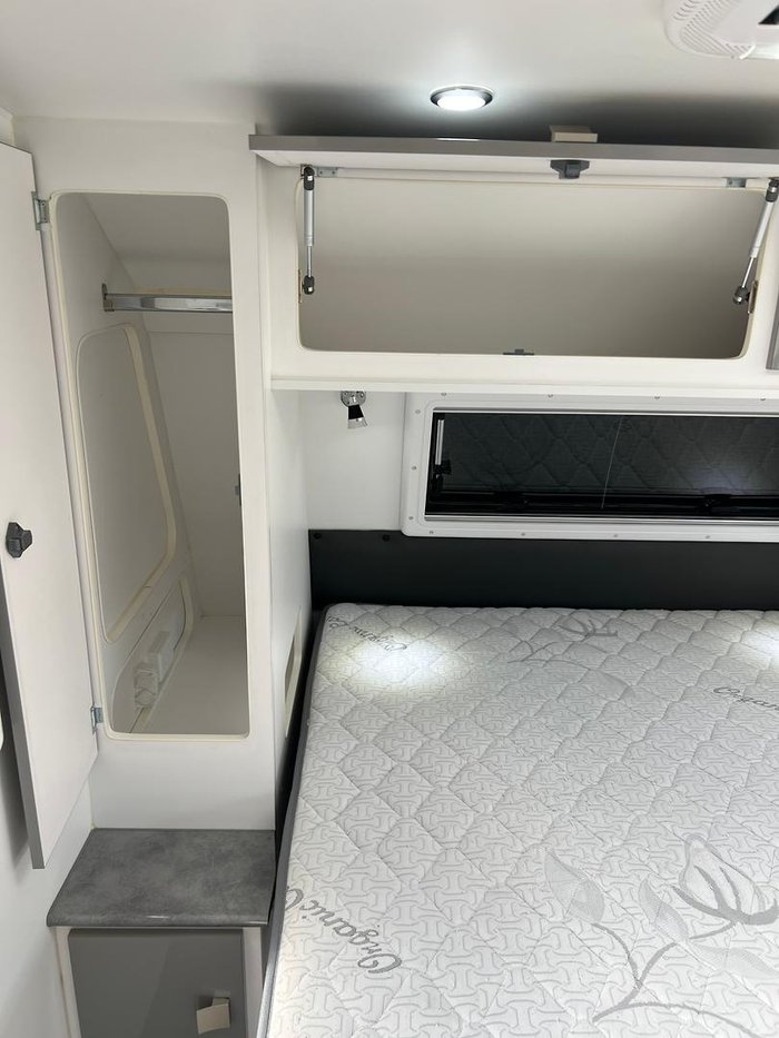 2019 Regent Discoverer 17'