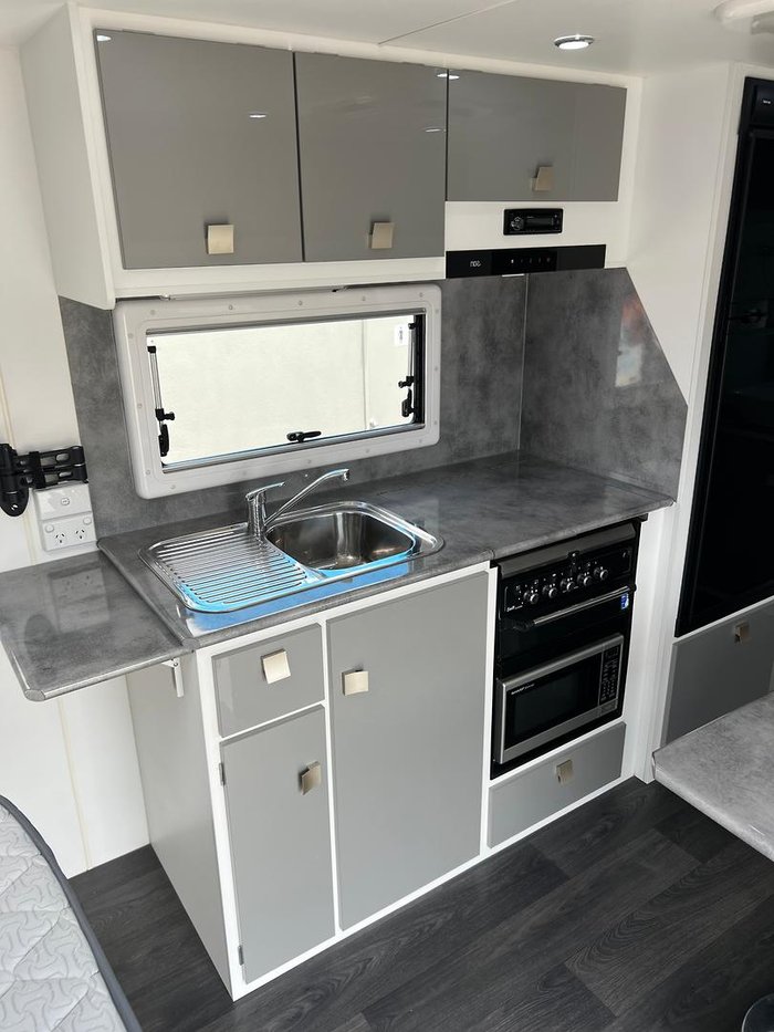 2019 Regent Discoverer 17'