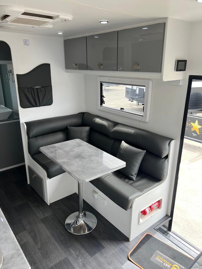 2019 Regent Discoverer 17'