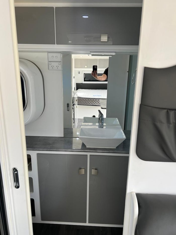 2019 Regent Discoverer 17'