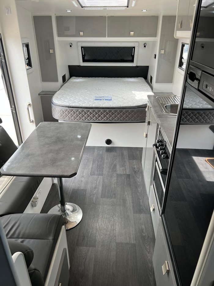 2019 Regent Discoverer 17'