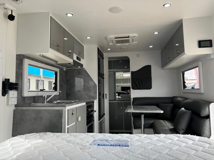 2019 Regent Discoverer 17'