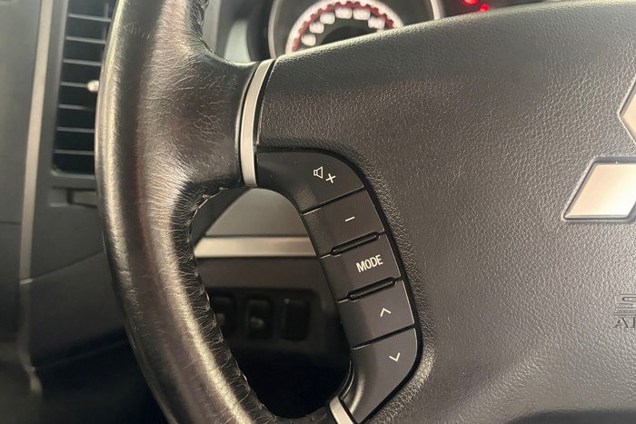 2014 Mitsubishi Pajero VR-X