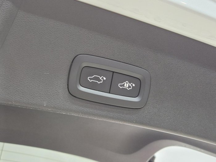 2023 Volvo XC40 Ultimate B5 Dark