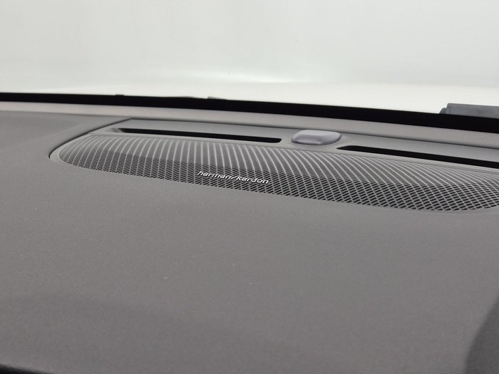 2023 Volvo XC40 Ultimate B5 Dark