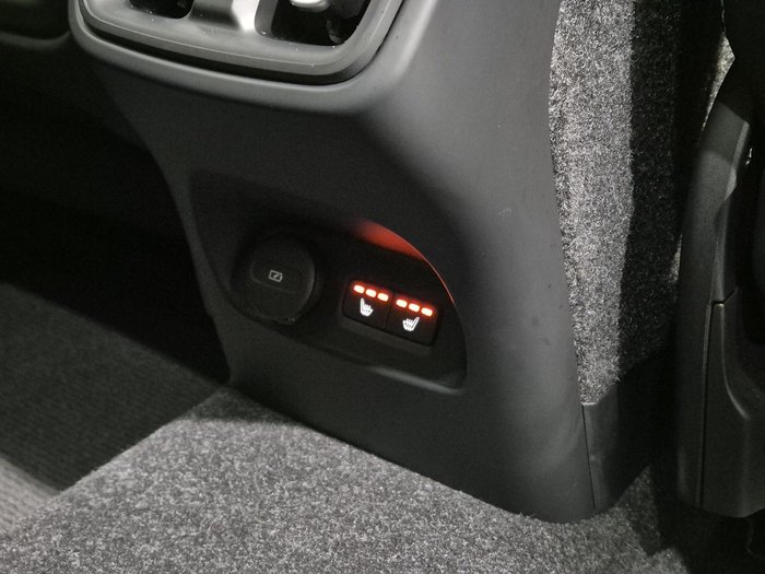 2023 Volvo XC40 Ultimate B5 Dark