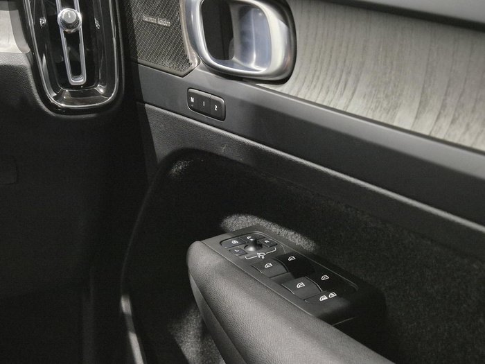2023 Volvo XC40 Ultimate B5 Dark