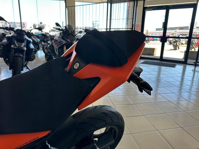 2022 KTM RC 390 RC Orange