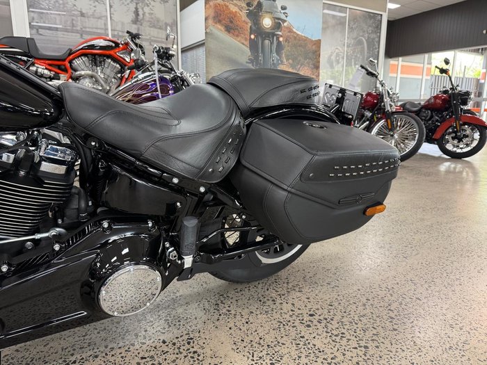 2025 Harley-Davidson Heritage Classic 117 (FLHC) Softail Black
