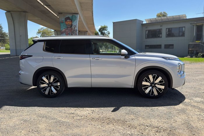 2025 Mitsubishi Outlander Exceed