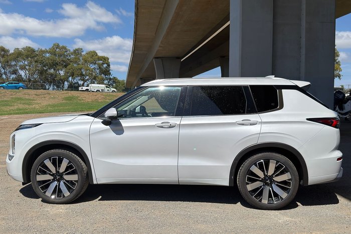 2025 Mitsubishi Outlander Exceed