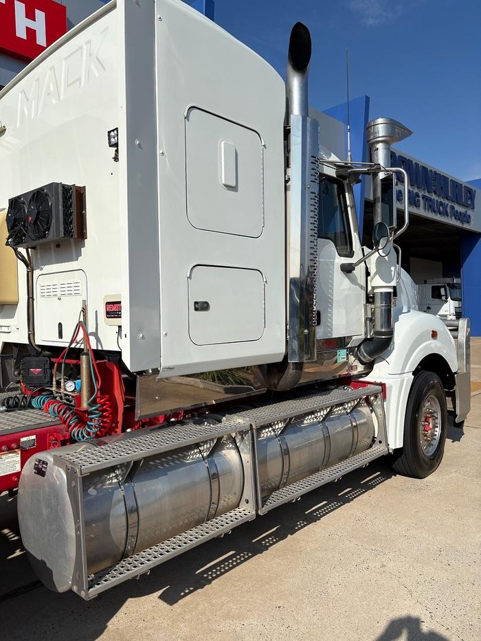 2010 Mack Superliner